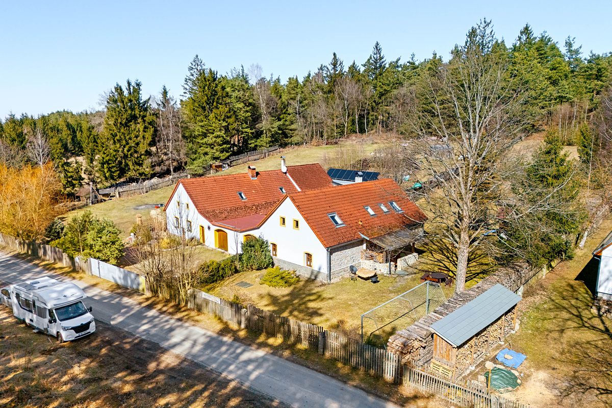 Prodej rodinného domu 776 m², pozemek 7975 m²